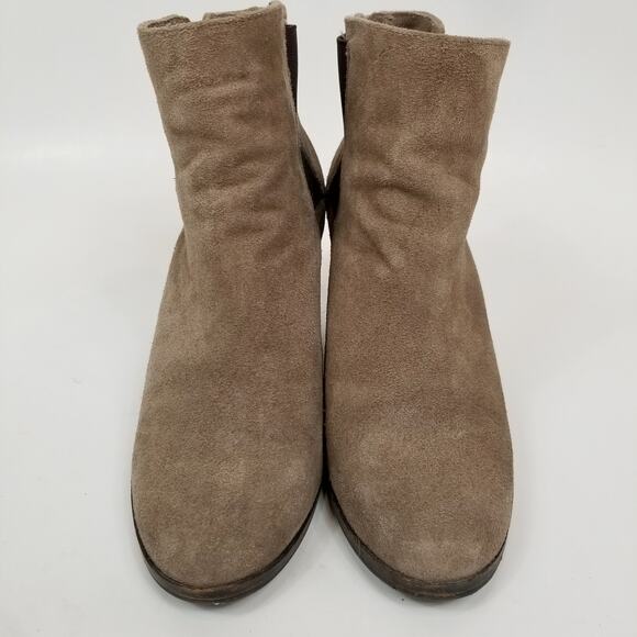 Vince Camuto Hessa Suede Stacked Heel Chelsea Boots Booties Taupe Tan Size 8.5 - Picture 2 of 9